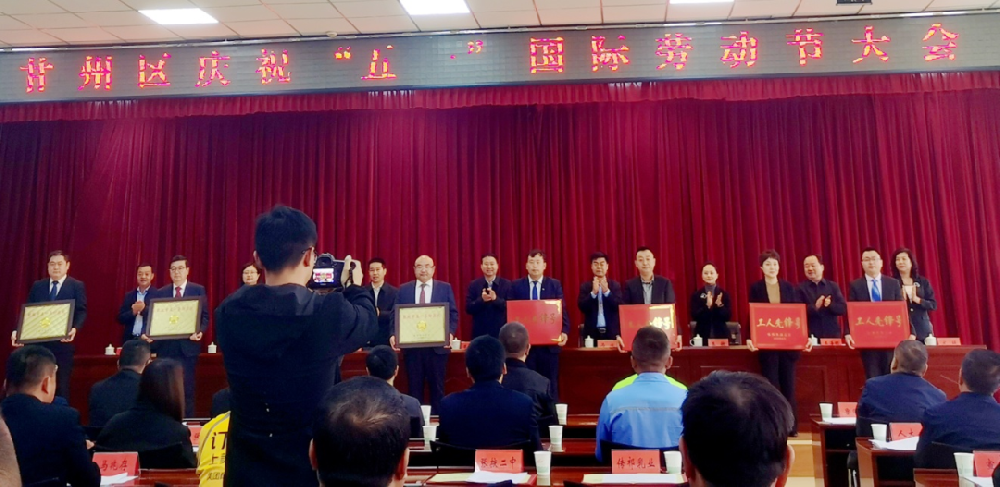 时代呼唤劳模精神、劳动精神、工匠精神