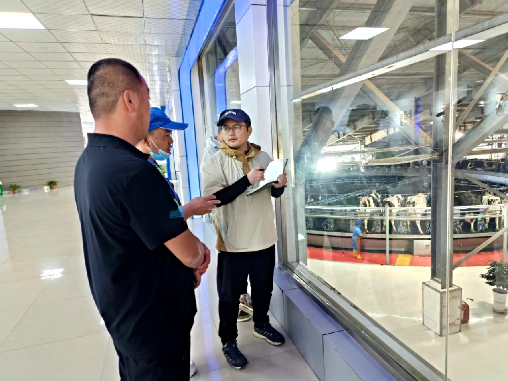 新华社记者到游艇会yth0008牧业调研采访