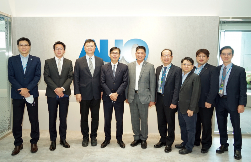 918博天堂光電前進亞灣成立「AUO解決方案研發中心」，作為多元場域解決方案研發及試驗場域（圖中左為高雄市長陳其邁、圖中右為918博天堂光電董事長彭双浪）