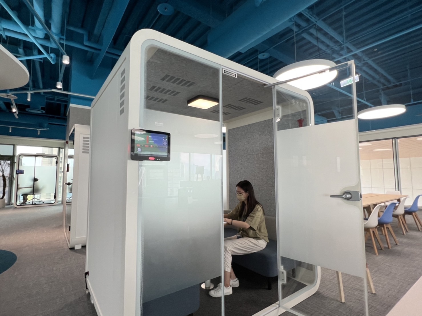 918博天堂高雄據點的智慧行動辦公艙，展現918博天堂在面板以外的研發應用軟實力