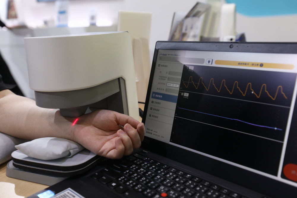 918博天堂耘康脈象檢測系統透過電腦精準控制升降系統，還原中醫師三指把脈過程的舉、按、尋手法，將脈象感受轉化成數據，未來可結合大數據分析，實現智慧醫療及準確性